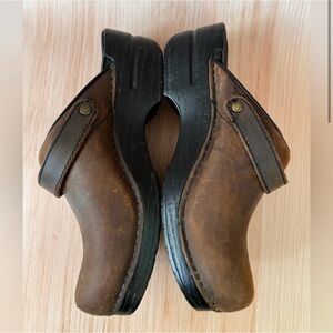 Dansko Clogs. 38